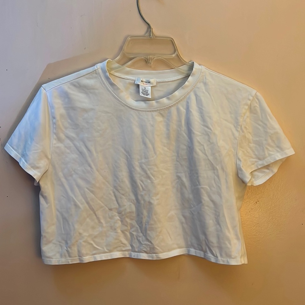 Woman’s white basic crop top T